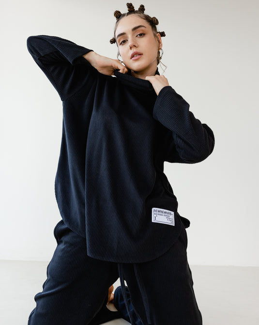 قميص مخملي أسود